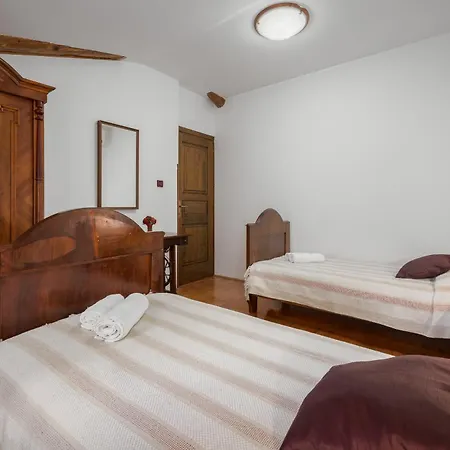 Villa For 7 People In Istria With Jacuzzi & Sauna *