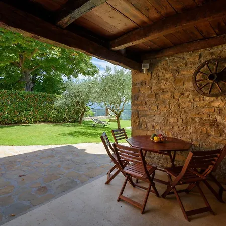 Villa For 7 People Near Motovun With Jacuzzi & Sauna Zamask